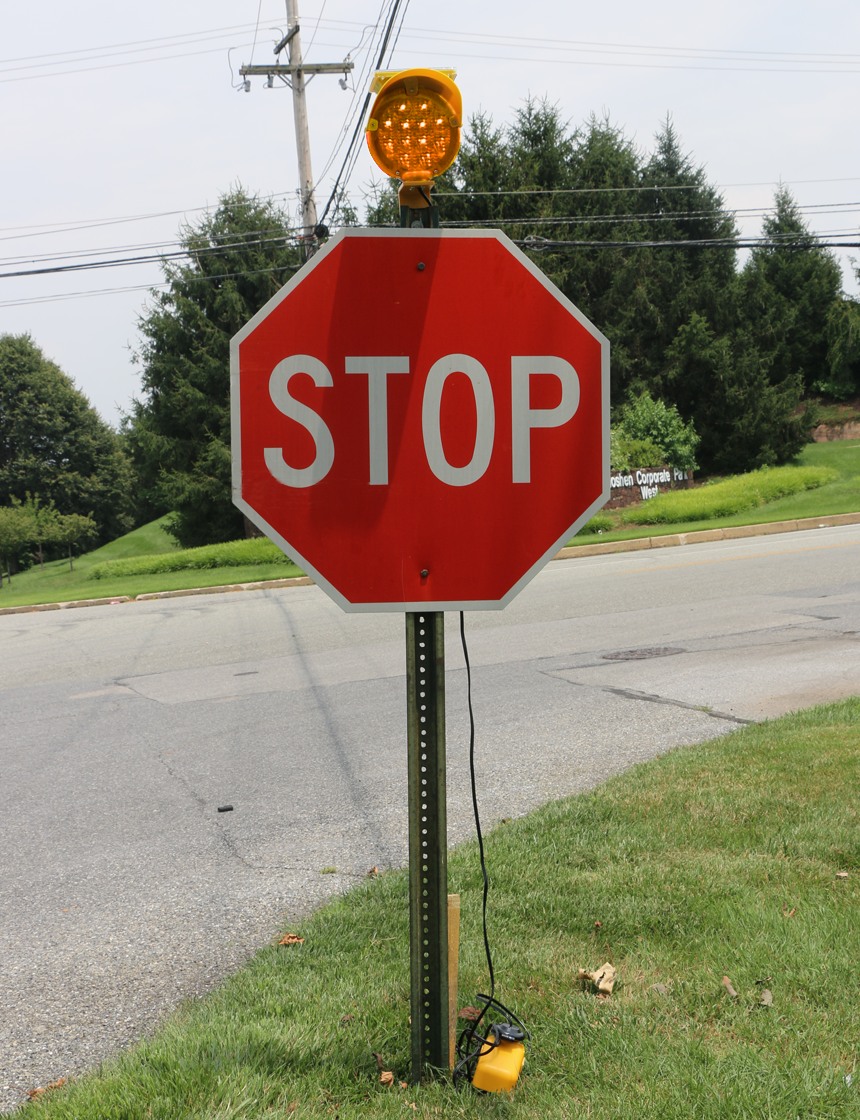 Yellow Solar Assist B Flasher w/Mounting Bracket, 15\u0027 Remote Battery Case \u0026 Two D-Cell Batteries