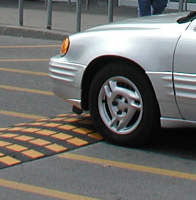 Speed Bump - Molded Rubber - 5-10 MPH - 12 Wide x 2 Tall - Park
